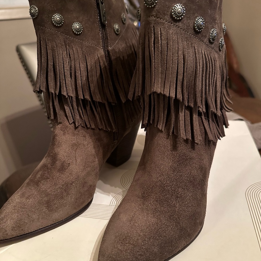 Tan suede fringed size 8 booties